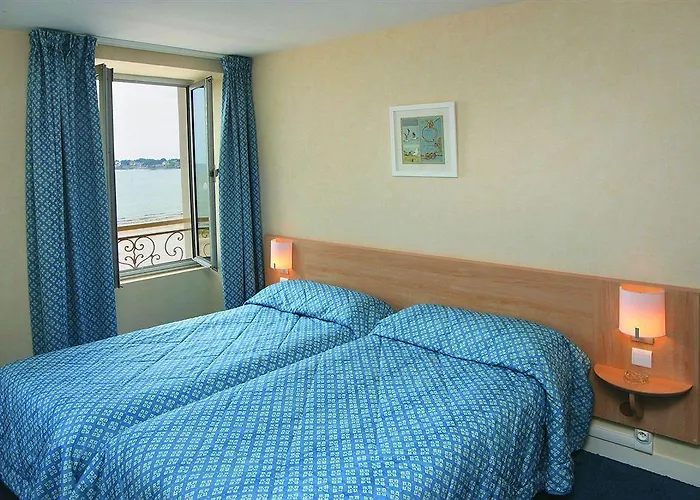 卡罗琳别墅蓝色假日酒店