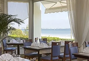 卡罗琳别墅蓝色假日酒店 La Baule