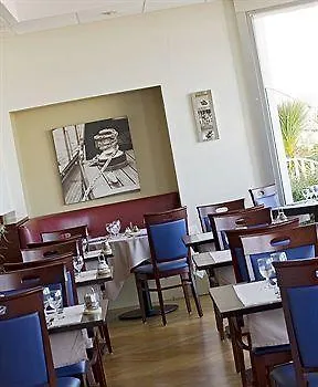 卡罗琳别墅蓝色假日酒店