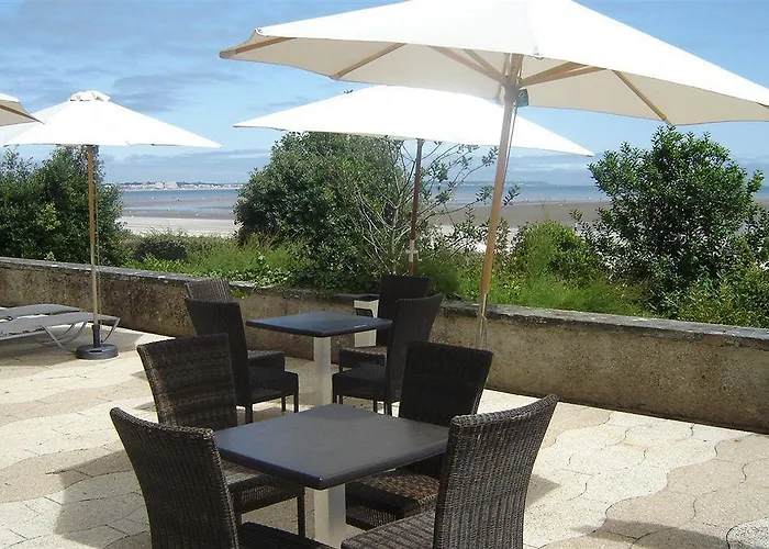 卡罗琳别墅蓝色假日酒店 La Baule