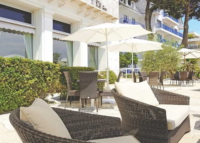 卡罗琳别墅蓝色假日酒店