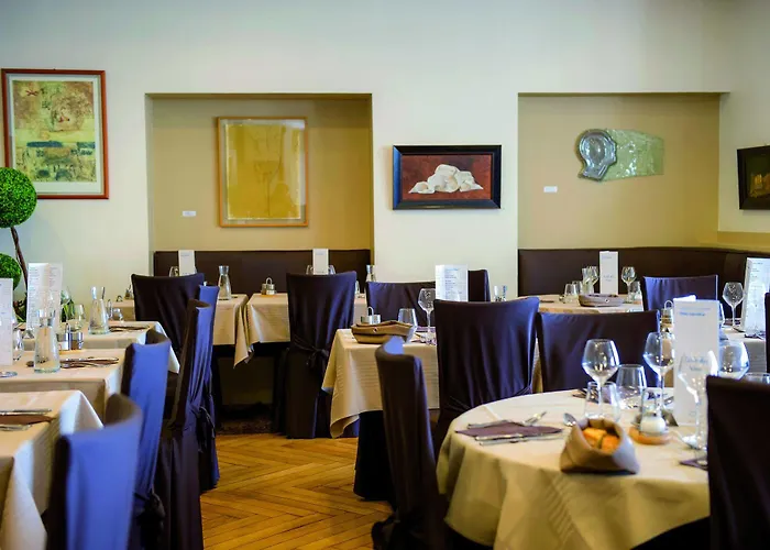 卡罗琳别墅蓝色假日酒店