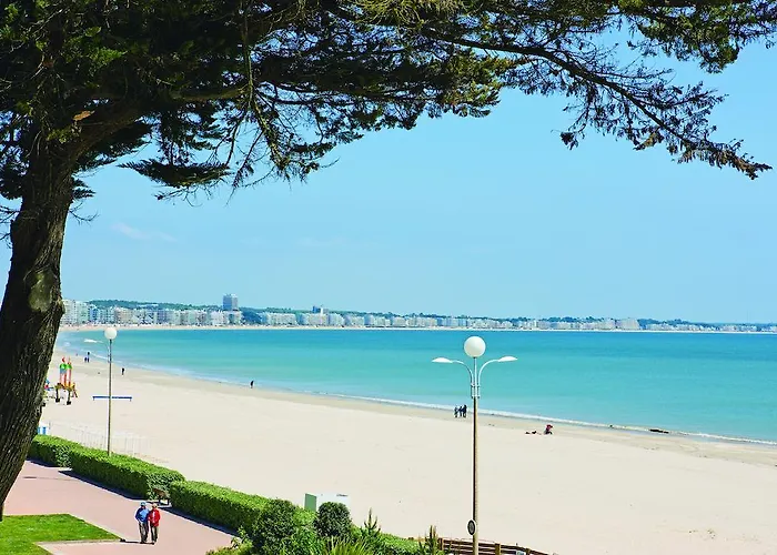 卡罗琳别墅蓝色假日酒店 La Baule