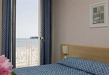 Bleues Caroline Hotel