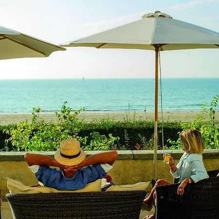 Bleues Caroline Hotel